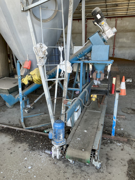 Grain bagging machine