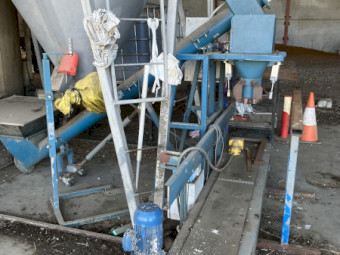 Grain bagging machine