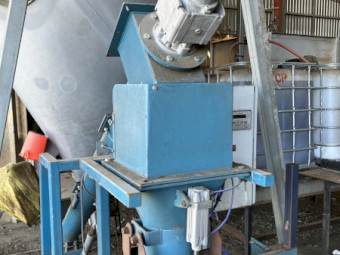 Grain bagging machine