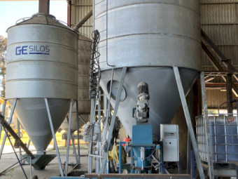 Grain bagging machine