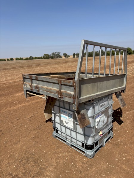 Dual cab ute tray