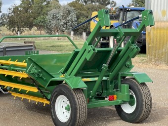 Trailing round bale feeder Elsworth