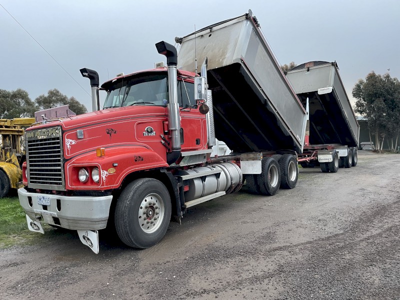 2004 Trident Mack & trailer