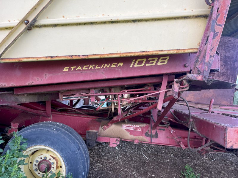 New Holland Stackliner 1038 Bale wagon