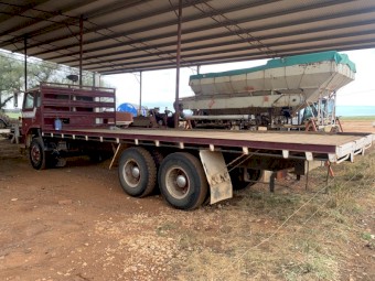 International ACCO 1950C Tray Truck