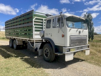 International ACCO 3070 Bogie Axle Tray Truck with removable 25ft Duncan Stock Crate