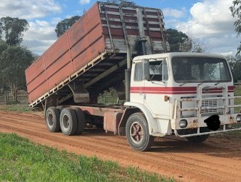 International Acco 1910A Tipper
