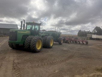 2014 Simplicity 9000L Air Seeder with 1220 Seedhawk Bar