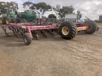 2014 Simplicity 9000L Air Seeder with 1220 Seedhawk Bar