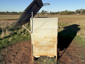 12 bag sheep feeder