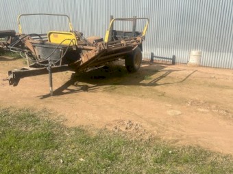 Boomerang round bale feeder