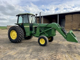 1986 Chamberlain 4290 Tractor