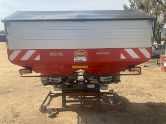 VICON ROXL 3900 lts fertiliser spreader