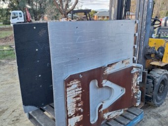 Under Auction - (A256) Cascade Wool Bale Grab Suit Forklift 