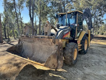 Volvo BL71B backhoe