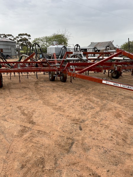 Gason 5100 air seeder and 1850 cart