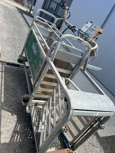 Pratley automatic sheep weighing crate with scales 