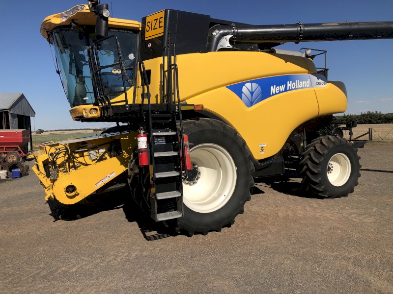 2011 New Holland CR9080 with Honeybee Front and Trailer