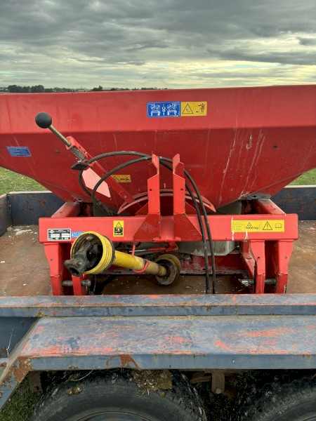 Fertilizer spreader