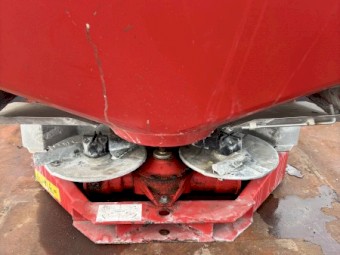 Fertilizer spreader
