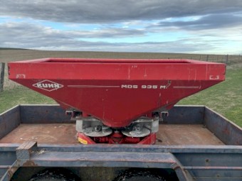 Fertilizer spreader