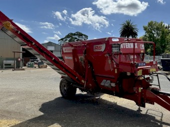 2018 Intermix R6 Feed Mixer