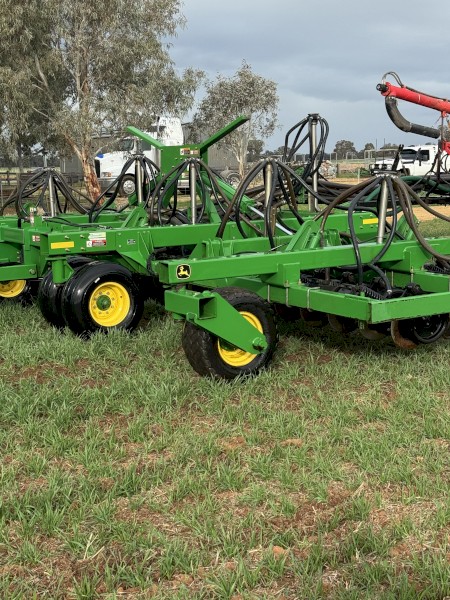John Deere 1890 Disc Airseeder and Air Cart