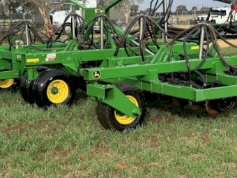 John Deere 1890 Disc Airseeder and Air Cart