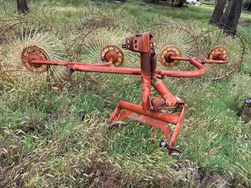 Three point likage 4 Wheel Rake