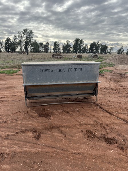 Cowra Lick Feeder 