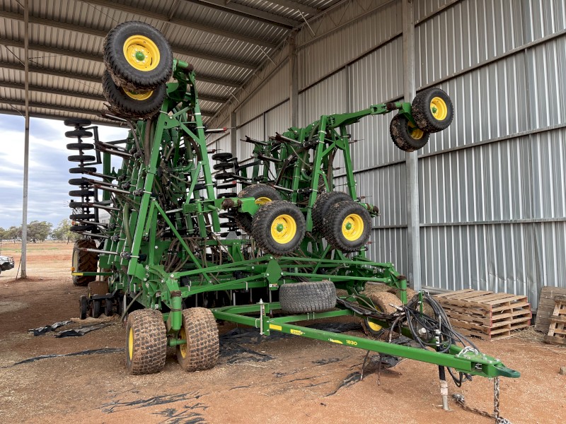 2020 John Deere 1830 50ft & Bourgault 6550 triple bin