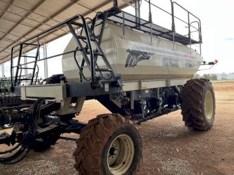 2020 John Deere 1830 50ft & Bourgault 6550 triple bin