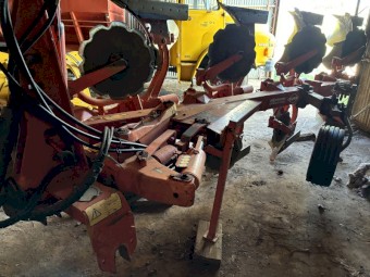 Kuhn Vari Master 4 furrow reversible 3 point linkage plough