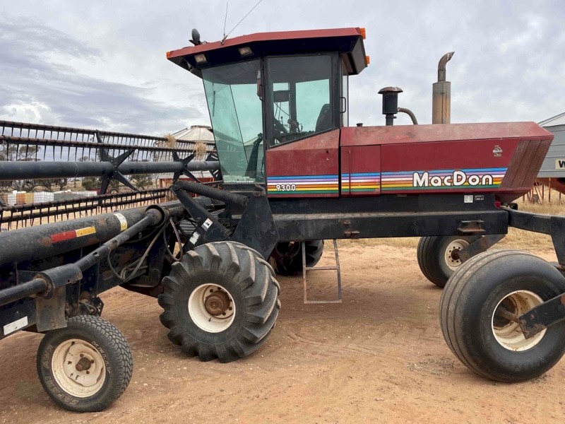 MacDon 9300 Windrower with 30ft 962 Front
