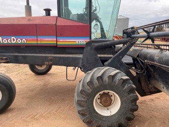 MacDon 9300 Windrower with 30ft 962 Front