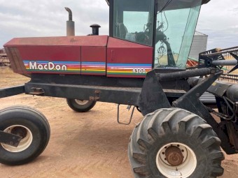 MacDon 9300 Windrower with 30ft 962 Front