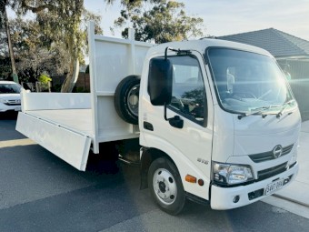 HINO 300 616 CAR LICENCE! AUTO! TIPPER! TOW BAR!