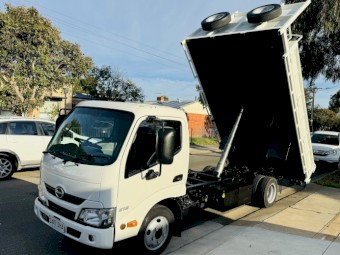 HINO 300 616 CAR LICENCE! AUTO! TIPPER! TOW BAR!