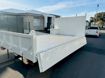 HINO 300 616 CAR LICENCE! AUTO! TIPPER! TOW BAR!
