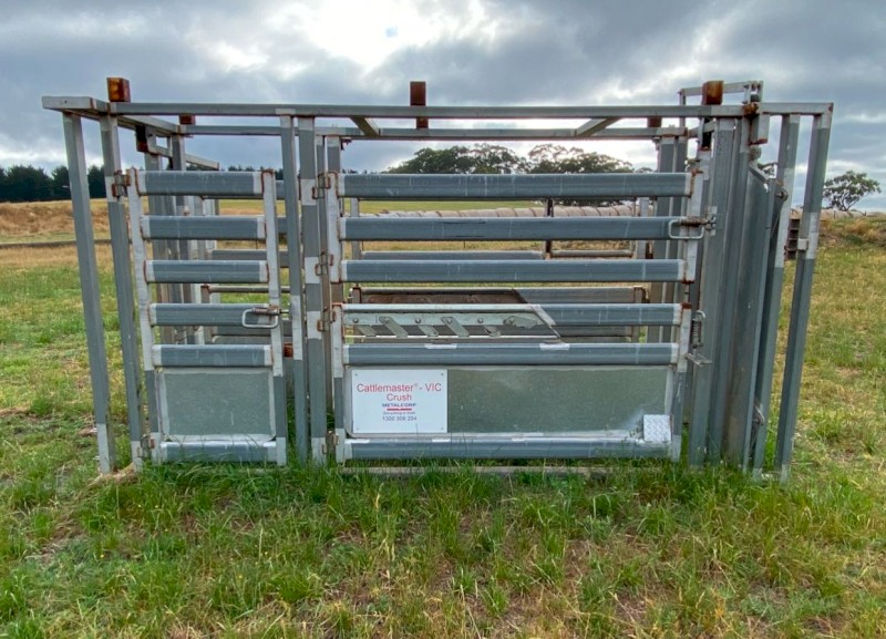 METALCORP CATTLEMASTER CRUSH with Optional Custom Roof