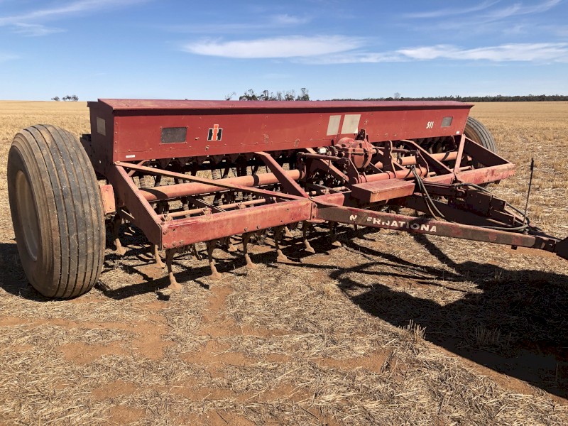 International 511 Combine
