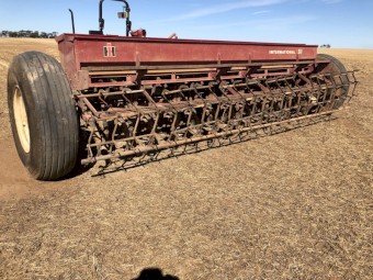International 511 Combine