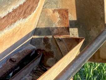 Cowra lick feeders with extended tray sides