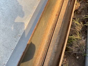 Cowra lick feeders with extended tray sides