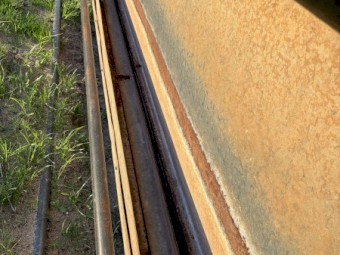 Cowra lick feeders with extended tray sides