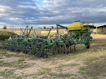 John Deere 1900 Airseeder