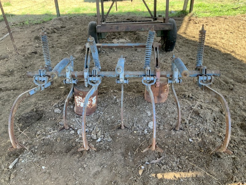 Chisel plow 