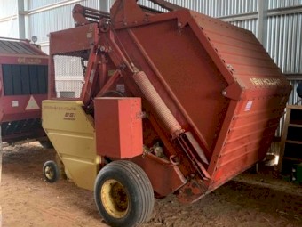 New Holland Round baler