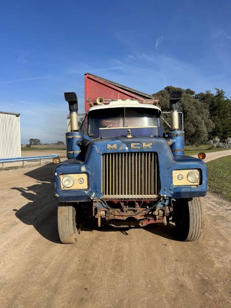 Mack R model Prime Mover