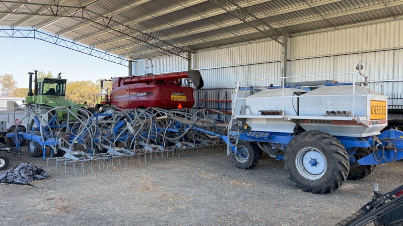 30ft Gason Culti-Master 5100 Series with 1850 Air Cart